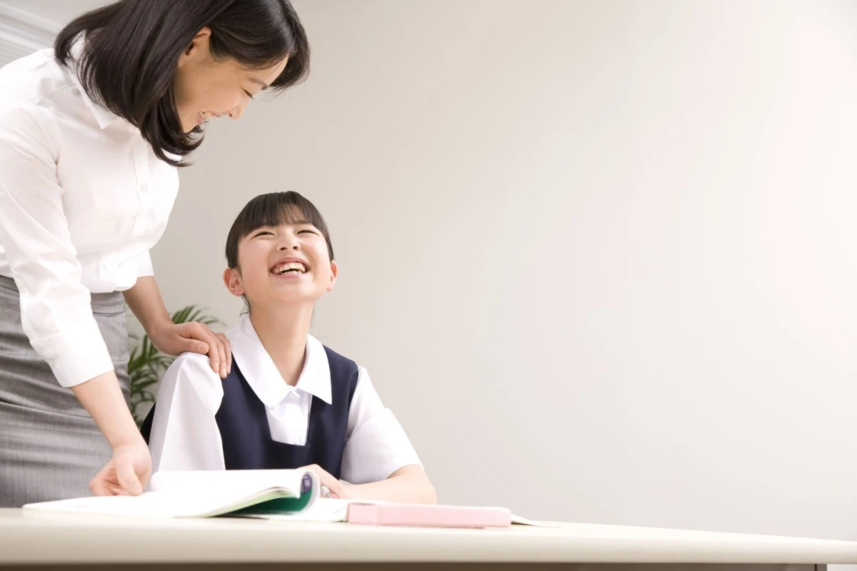 問題のポイントを教える女性の先生